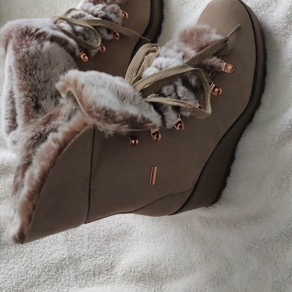 Cougar Penelope waterproof Suede & Rabbit Fur-Trim Wedge Mushroom Booties sz 9 - Picture 12 of 12